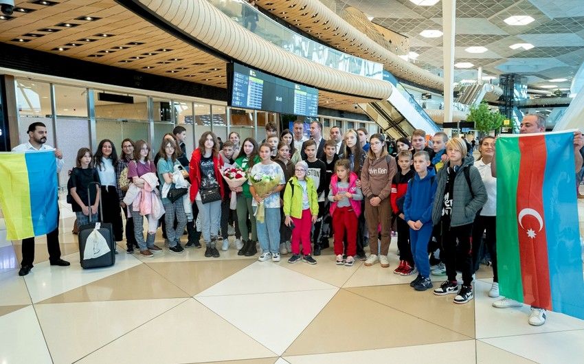 Valideyn himayəsindən məhrum olmuş 29 ukraynalı uşaq Azərbaycana gətirildi