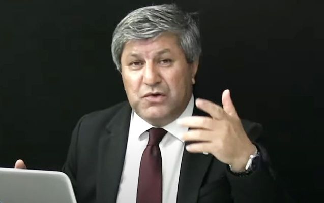 Əvəz Zeynallı məhkəmədə qulağına salfet TIXADI –     Məhkəmədə GƏRGİNLİK