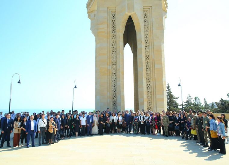 QHT nümayəndələri Fəxri və Şəhidlər xiyabanını ziyarət etdilər