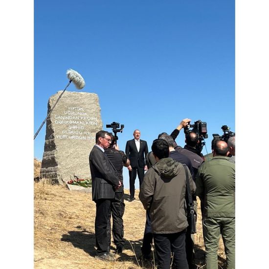 İlham Əliyev və Mehriban Əliyeva Füzulidə Anım Gününə həsr olunmuş xatirə lövhəsini ziyarət ediblər