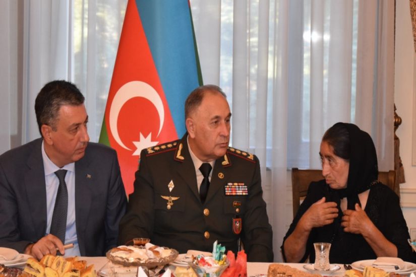 Azərbaycanın Baş Qərargah rəisi Tbilisidə şəhid ailələri ilə görüşdü