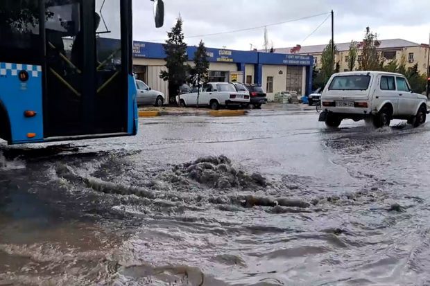 Xətaidə boru partladı, ev gölə çevrildi: "Zəng edirik, amma məhəl qoyan yoxdur"