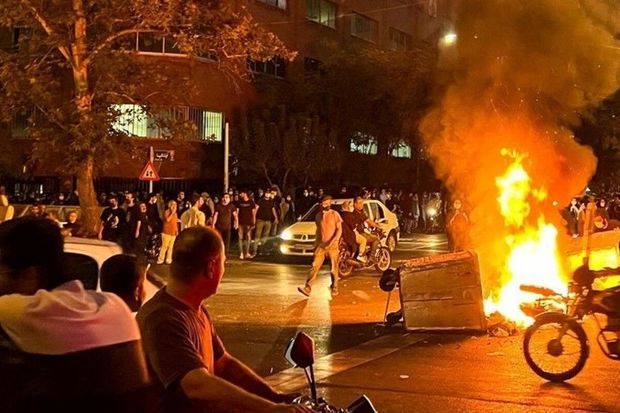 İranda aksiyalar davam edir, müxtəlif şəhərlərdə Azərbaycan bayrağı qaldırılıb