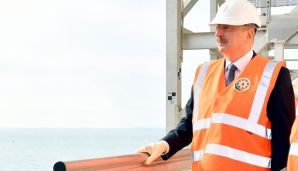 Prezident “Azəri-Mərkəzi-Şərqi” platformasının üst modullarının dənizə rəmzi yola salınması mərasimində iştirak edib -     VİDEO - YENİLƏNDİ — foto 5