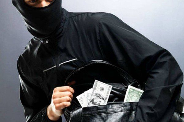 Bakıda evdən 110 min dollar pul oğurlandı