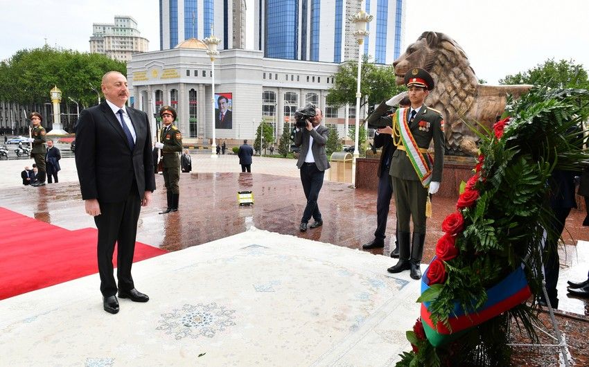 İlham Əliyev Düşənbədə İsmoili Somoni abidəsini ziyarət etdi