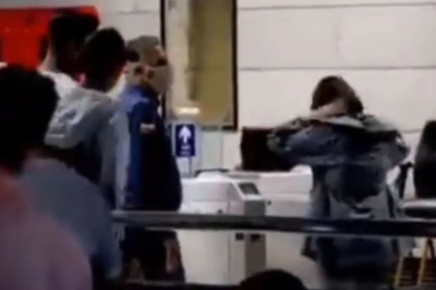 Bu xanımların metroya girişinə icazə verilmir -       VİDEO