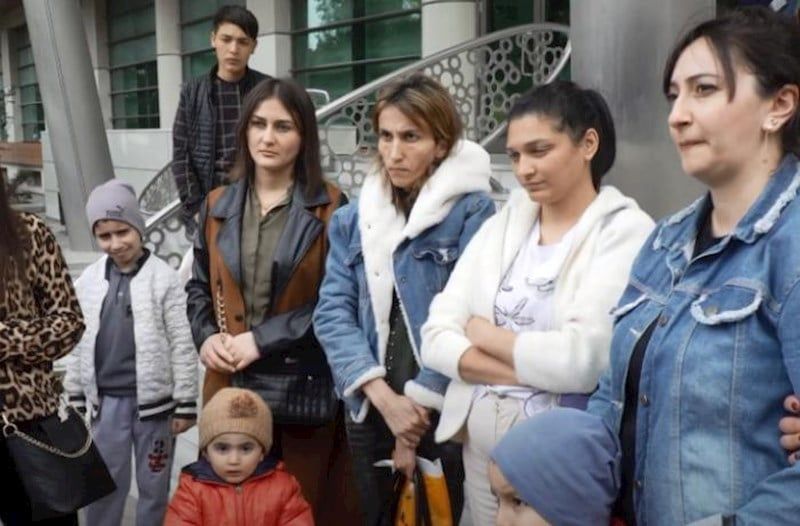 Xəstə uşaqları olan valideynləri aldadıb pullarını aldı -     VİDEO