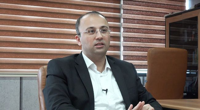 Elşad Miri: ““Quran”ı başına qoymağın planşeti güzgü kimi istifadə etməkdən fərqi varmı?”