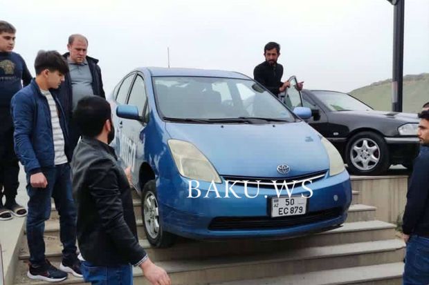 "Prius" pilləkənlərə çıxdı -       VİDEO