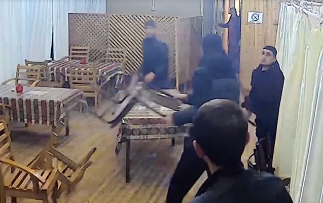 “Mən buranın lotusuyam” dedi, kafedə kütləvi dava düşdü -     VİDEO