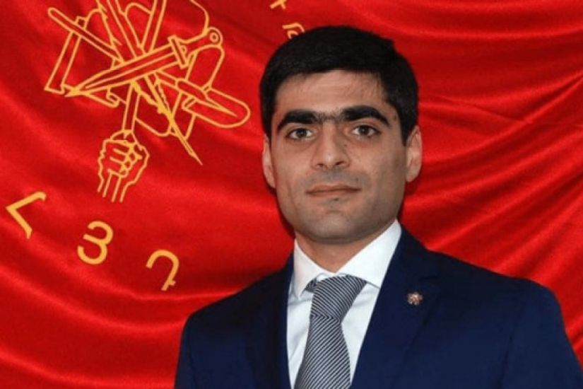 Həmkarı ilə dalaşan müxalif deputata ittiham irəli sürüldü