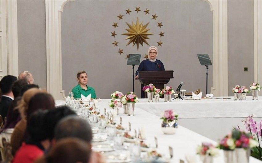 Əminə Ərdoğan iftar süfrəsi açıb, Sərvər Bəşirli ilə görüşüb