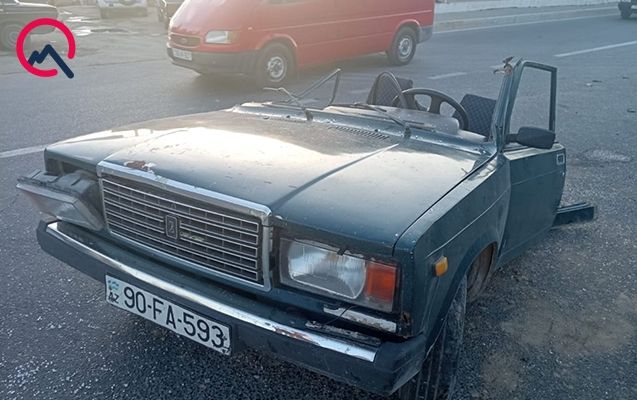 Bakıda qəza:     avtomobil iki hissəyə bölündü, sürücü sağ çıxdı - FOTO