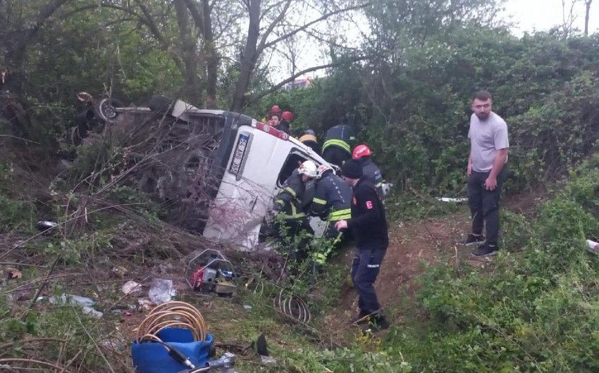 Mikroavtobus qəzaya uğrayıb, 10 nəfər yaralanıb