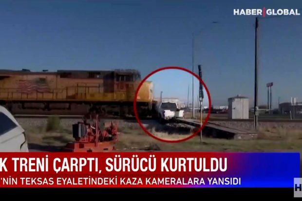 Yük qatarı relslərə ilişib qalan minik avtomobilinə çırpıldı –        ANBAAN VİDEO