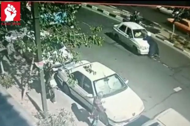İranda avtomobil mollanı vurdu: Din xadimi kapotun üstündə hərəkət etdi -     VİDEO