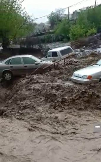 Azərbaycanda güclü sel avtomobilləri apardı -       FOTO