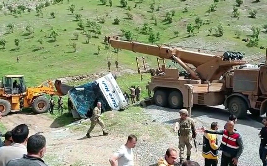 Hərbçiləri daşıyan avtobus aşıb, 2 nəfər ölüb, 45 nəfər yaralanıb