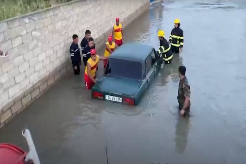 Yuxarı Qarabağ kanalının daşması nəticəsində su basmış ərazidən təxliyə işləri başlayıb -       VİDEO
