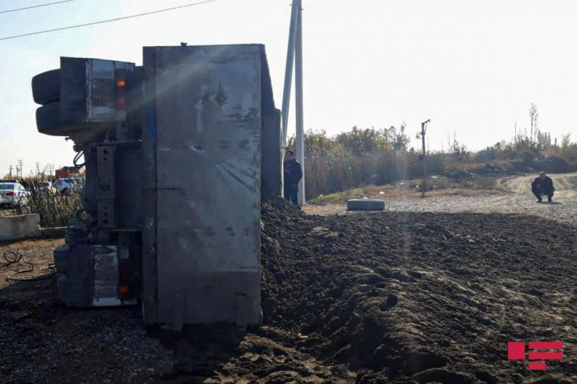 "KamAZ" aşıb, ölən və xəsarət alanlar var