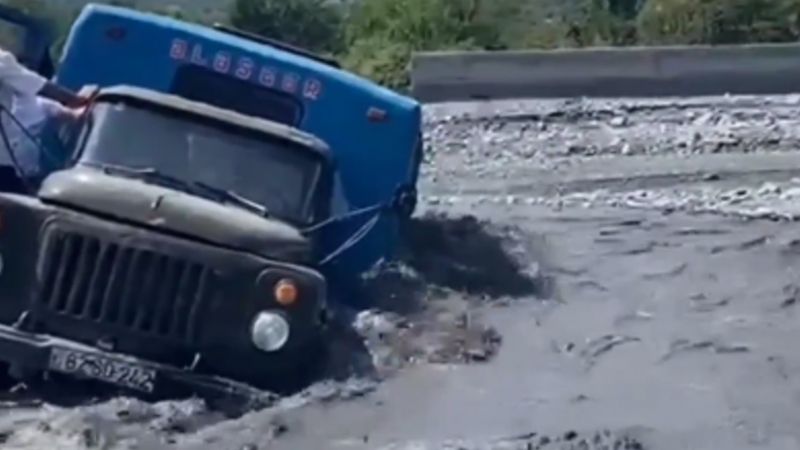 Azərbaycanda sərnişin dolu yük maşınını sel aparırmış -     ANBAAN VİDEO