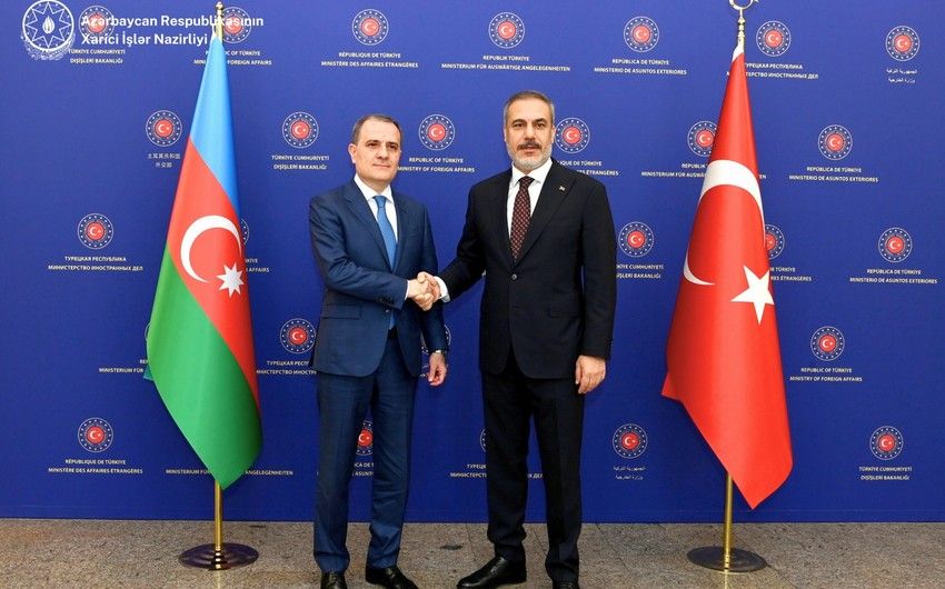 Ceyhun Bayramov Hakan Fidanı təbrik etdi