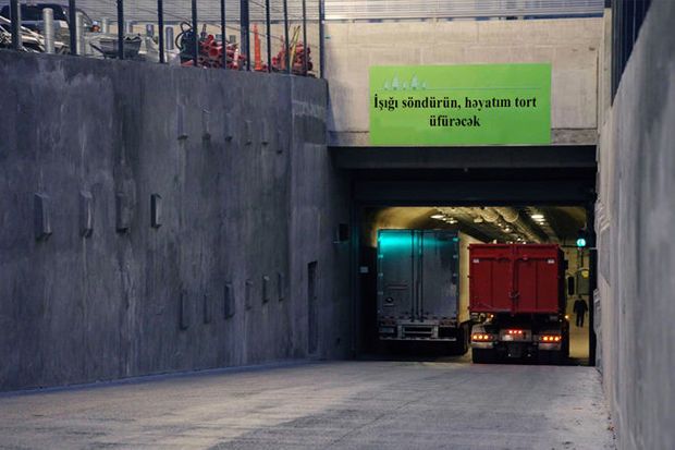 Bakıda qəribə hadisə: Tunelə “işığı söndürün, həyatım tort üfürəcək” pankartı asdı, həbs edildi