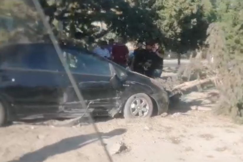 Avtomobil piyadaları vurmamaq üçün ağaclara çırpıldı