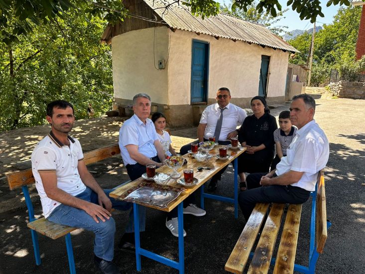 Ziyafət Əsgərov Pəncəli Teymurovun ailəsini ziyarət etdi