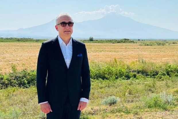 İrəvan xanının varisi: “Doğum günümə ən yaxşı hədiyyə Naxçıvanda, İrəvanın sərhədində Ağrı dağına baxmaq oldu”