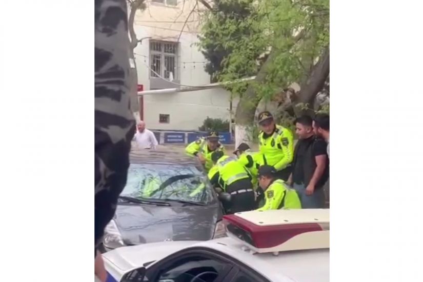 Bakıda "Prius"u polislərin üstünə sürən şəxs məhkəmədə barəsində məlumatların səhv olduğunu deyib