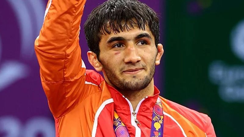 Bakıda Olimpiya çempionu sevgilisinin ərini bıçaqladı