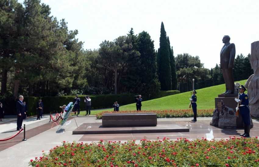 Şavkat Mirziyoyev Ulu Öndər Heydər Əliyevin məzarını ziyarət edib