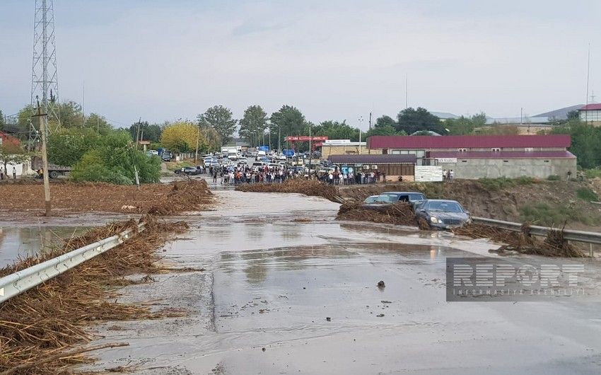 Bakı-Yevlax yolunu su basdı:       Yüzlərlə avtomobil yolda qaldı - FOTO
