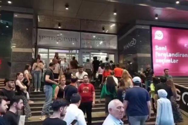 “Metropark” ticarət mərkəzindən insanlar təcili təxliyyə olunur -     VİDEO