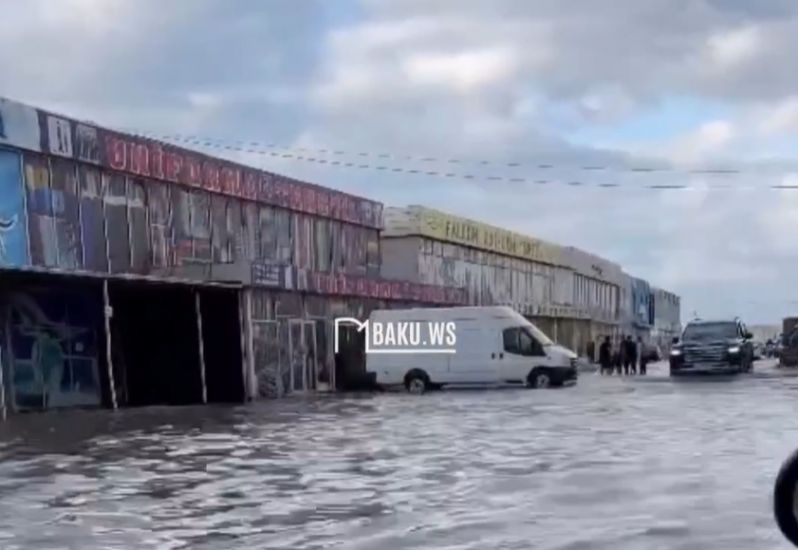 “Binə” ticarət mərkəzi su altında qaldı -     VİDEO