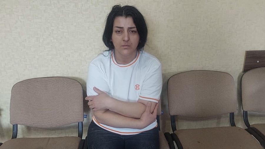 Polisdə saxlanılan şəxsə narkotik ötürməyə cəhd edən qadın saxlanıldı
