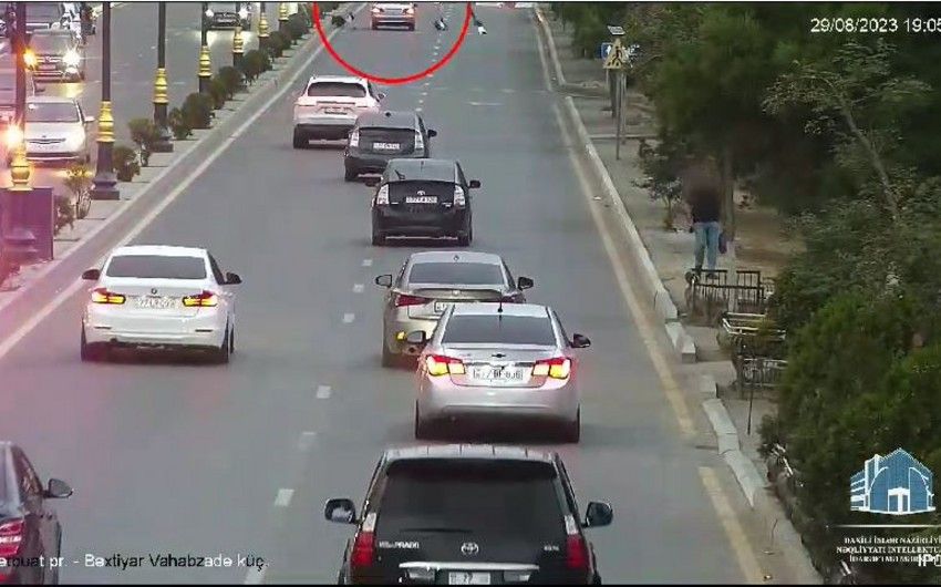 Bakıda avtomobilin piyadaları vurduğu anın görüntüləri yayılıb -     VİDEO