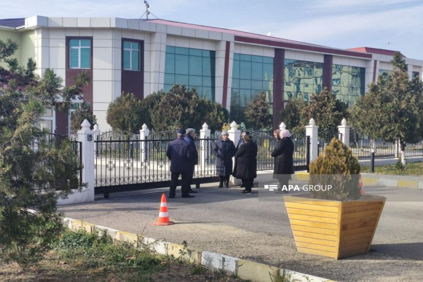 Naxçıvanda Seymur Talıbova məxsus ofisin önündə    AKSİYA