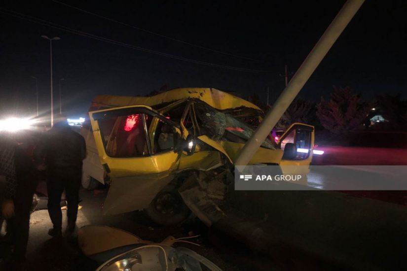 Bakı-Sumqayıt yolunda avtobus beton arakəsməyə çırpılıb:       ölən və yaralananlar var - FOTO