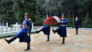 Prezident İlham Əliyev Ümummilli Lider Heydər Əliyevin məzarını ziyarət etdi -       YENİLƏNDİ — foto 1