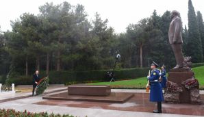 Prezident İlham Əliyev Ümummilli Lider Heydər Əliyevin məzarını ziyarət etdi -       YENİLƏNDİ — foto 2