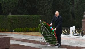 Prezident İlham Əliyev Ümummilli Lider Heydər Əliyevin məzarını ziyarət etdi -       YENİLƏNDİ — foto 3