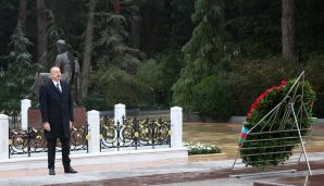 Prezident İlham Əliyev Ümummilli Lider Heydər Əliyevin məzarını ziyarət etdi -       YENİLƏNDİ — foto 7