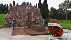Prezident İlham Əliyev Ümummilli Lider Heydər Əliyevin məzarını ziyarət etdi -       YENİLƏNDİ — foto 8