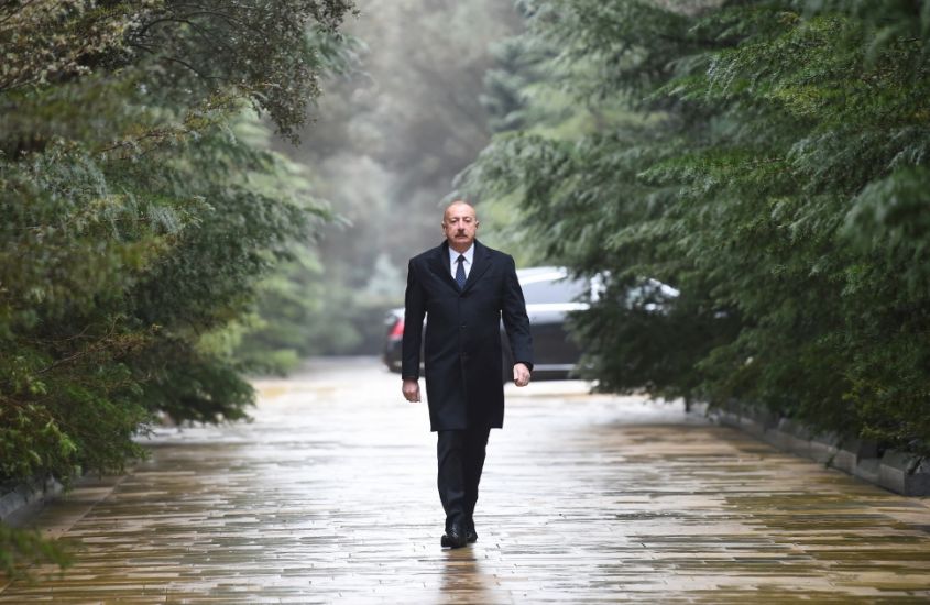 Prezident İlham Əliyev Ümummilli Lider Heydər Əliyevin məzarını ziyarət etdi -       YENİLƏNDİ