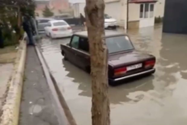 Bakıda yağış yağdı, küçəni su basdı -     VİDEO