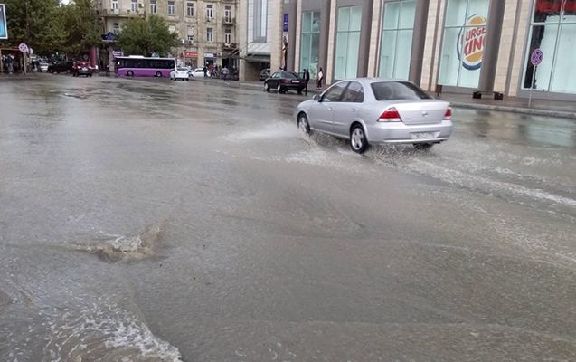 Bakıda güclü yağıntılar zamanı problemlərin yaranmasının səbəbləri