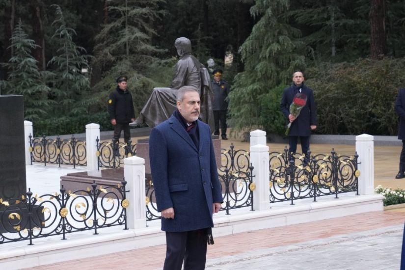 Hakan Fidan Ulu Öndərin məzarını, “Türk şəhidliyi” abidəsini və Şəhidlər xiyabanını ziyarət etdi